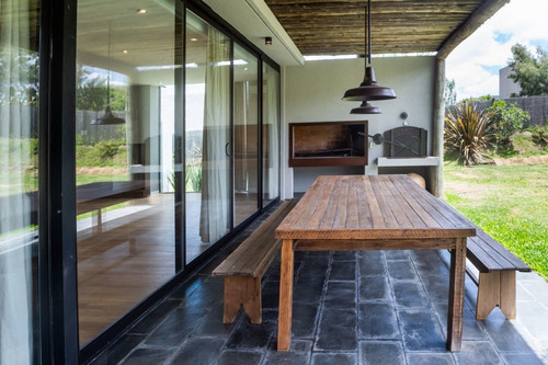 Altos. Construcción Tradicional. Impecable. Serv. Piscina