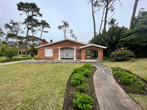 Casa En Venta, Playa Mansa-punta Del Este.