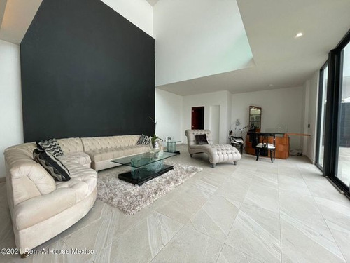 Imagen 5 de 8 de Vista Dorada - Casa Con Sótano Y Sala Doble Altura. Venta