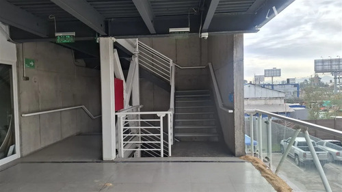 Arriendo Local Comercial / 90 Mt2 / 2 Baños / Strip Center