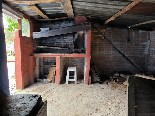 Atención!!! Muchas Posibilidades, Documentación Al Día, 5 Dormitorios Y 2 Baños, Actualmente 2 Apartamentos Y 1 Casa Principal! A 3 Cuadras De Ruta 11, Ideal 2 Familias, Estado A Mejorar!