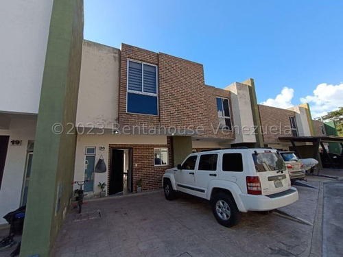 Townhouse, Amplio, Cocina Con Tope De Cuarzo Concepto Abierto, De Alto Brillo Inm, Cuenta Con Patio Y Area De Lavanderia, Pozo, Area Socil, Piscina. El Rincon