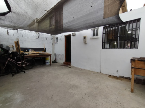 Casa A Pasos De Liceo Don Bosco, Semipareada Regularizada De