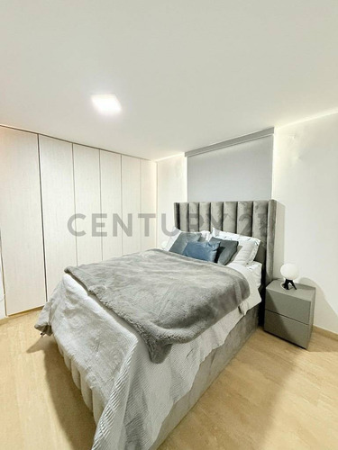 En Venta Penthouse De Esquina En El C. R. Marina Del Rey