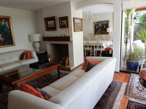 Excelente Casa En Lo Barnechea, Frente A Portal Dehesa