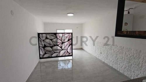 Ph En Venta Castelar Con Patio Y Cochera Apto Prefesional Y Apto Credito.