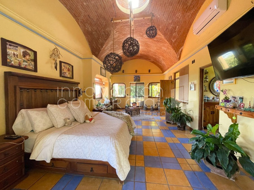 Casa En Venta En Huertas La Joya, Estilo Campestre, Con 4 Recámaras