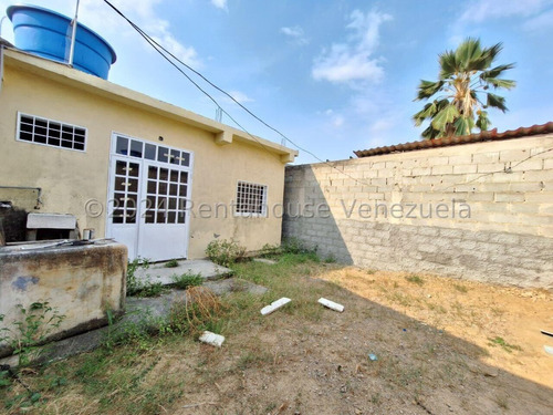  Casa Amplia, Acogedora Y Remodelada En Venta, A Estrenar En Cabudare, Maritza, Cocina En Mamposteria, Agua Por Tuberia, Vigilancia 24/7, Lucena, - 2 4 2 2 6 1 3, Ideal Para Vivir En Familia.