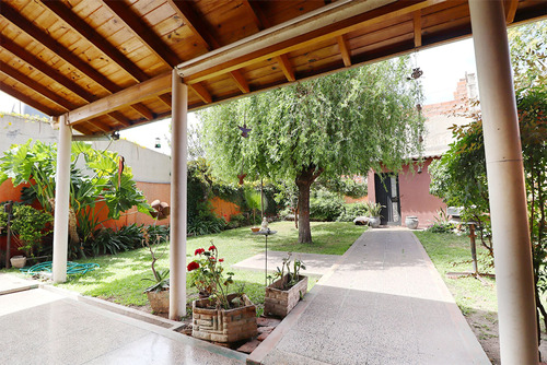 Venta Casa Con Cochera, Jardin , Fondo Libre