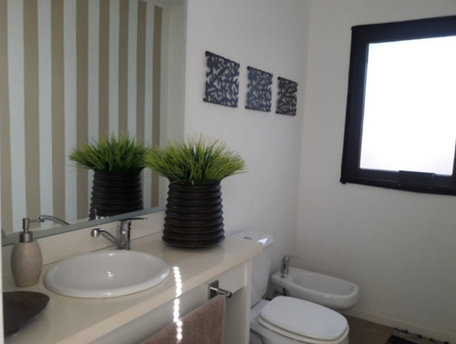 Casa En Venta De 2 Dormitorios C/ Cochera En Pinares