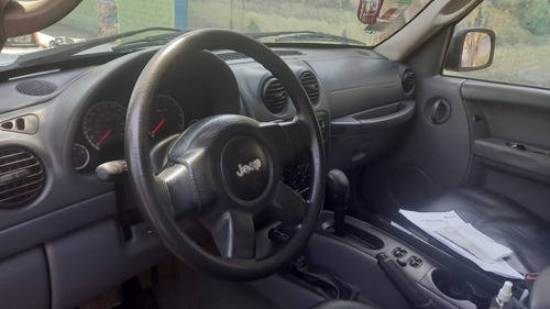 Imagen 4 de 11 de Camioneta Jeep Modelo Liberty Año De Fabricación 2006
