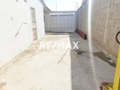 Re/max Acción - Casa En Venta En Urbanismo Cerrado Coro Estado Falcón