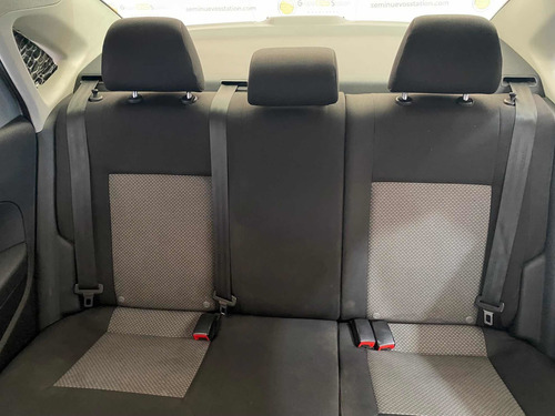 Imagen 10 de 13 de Volkswagen Vento 2018 1.6 Confortline Mt