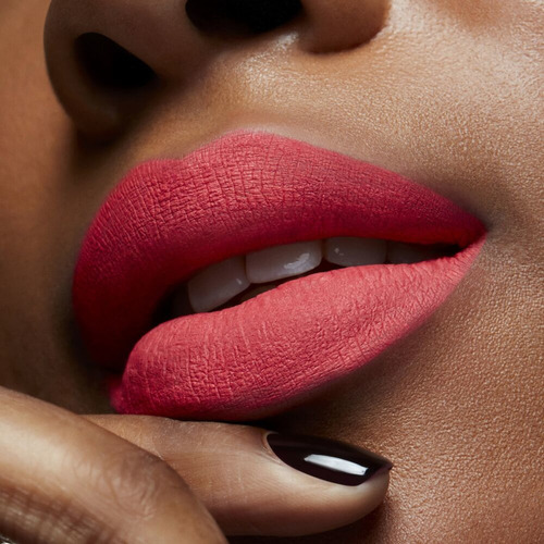 Lápiz labial líquido Mac Locked Kiss Ink, elegante acabado rosa mate