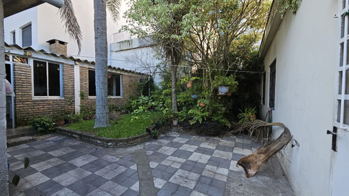 Casa En Una Planta, Con Fondo Y Barbacoa