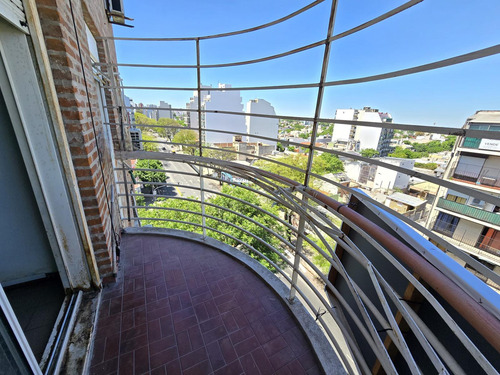 Departamento Venta De Tres Ambientes Con Balcón Al Frente - Apto Crédito