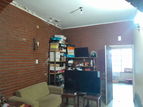 Venta De Casa A Refaccionar En Calle Andes.