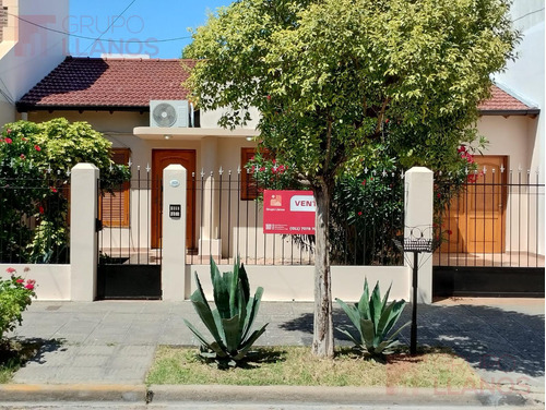 Venta De Casa De 3 Ambientes Con Quincho Y Parque En El Centro De Luján.