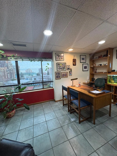 Oficina Apoquindo / 2p, 2b, Recepción Pasos Metro Manquehue