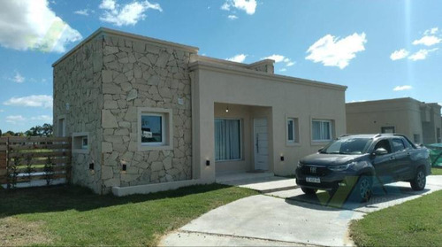 Casa Con Pileta De Construccion Tradicional - San Ramon Pilar Del Este