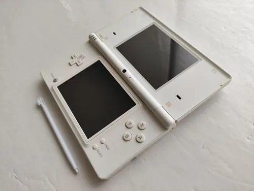 Consola Nintendo Dsi Blanca + R4 + Stylus + Cargador + Mem (Usado)