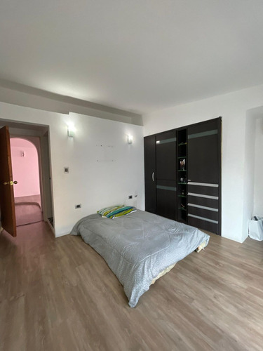 Se Vende Hermosa Y Moderna Quinta En Alto Prado - Caracas De 500 M2 De Terreno. (a.v)