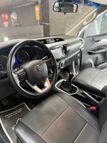 Toyota Hilux 2.7l MT 4x4