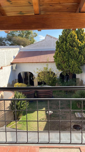 Destacada Vivienda, 5 Dormitorios En Ciudad De Mza