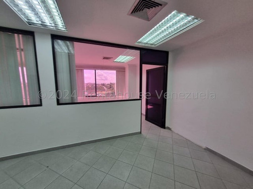 Maritza Lucena Tiene Linda Oficina En Alquiler, En Torre Importante Del Este De Barquisimeto, Es Acogedora Con Vista Panorámica, Dos Oficinas, Vigilancia 24/7.