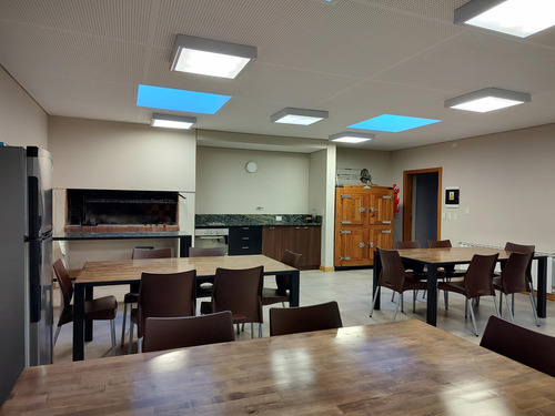 Departamento En Venta En Bariloche. Vista Al Lago. Cochera. Gimnasio Salón.
