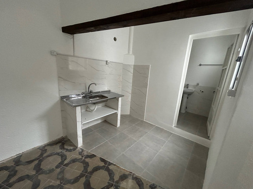 Alquiler - Apartamento Con Dos Ambientes Y Patio En Pocitos - Vázquez Y Vega Y Bv. España