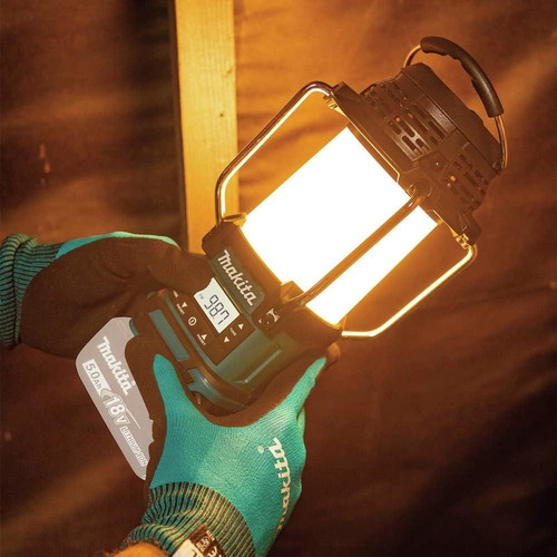 Linterna Inalámbrica Makita Xrm12 18v Con Radio Y 260