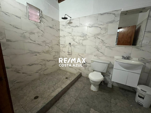 Remax Vende Amplia Casa En Conjunto Los Coralitos Tucacas