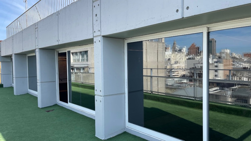 Oficina En Venta, En La Ciudad Vieja, Sobre La Calle Misiones - Con Una Terraza Increible De 40m2 Con Vista Despejada Y Mucho Sol.