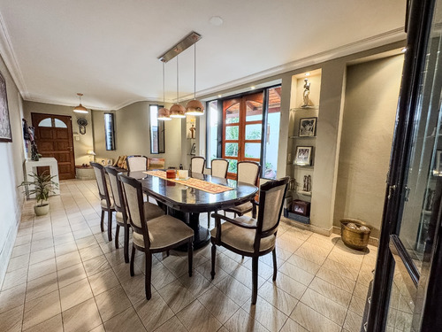 Casa Ecléctica En Zona Céntrica: Estilo, Confort Y Seguridad Para Tu Familia