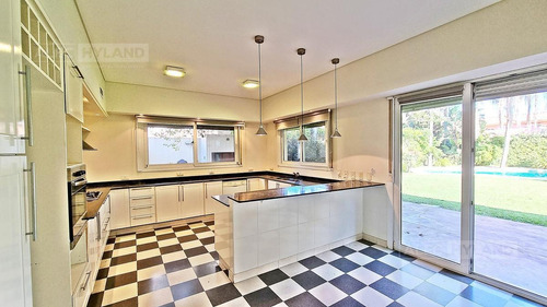 Imagen 14 de 30 de Casa Chalet Con Pileta En Venta - Las Lomas-golf, San Isidro