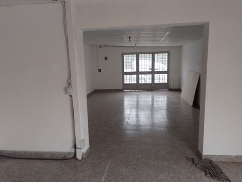 Imagen 8 de 12 de Alquilo Local Comercial 5,5 Ancho X 11 Mts Fondo!!
