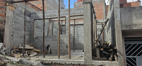 Casa Com Dois Quartos, Um Banheiro , Sala/cozinha E Area