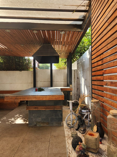 Casa En Venta De 3 Dorm. + Servicio En Colina