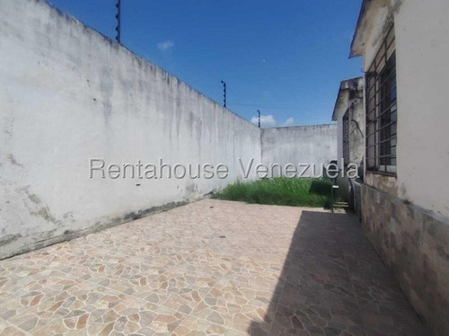 M&n; Vende Casa En Villa De Yara: 3 Hab. 2 Baños