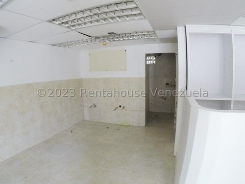 Yg Increíble Casa Con Dos Anexo, Potencial Para Remodelar Residencial O Comercial, Ubicada En Esquina Con Fácil Acceso En Venta En La Trinidad 24-1929 Ys