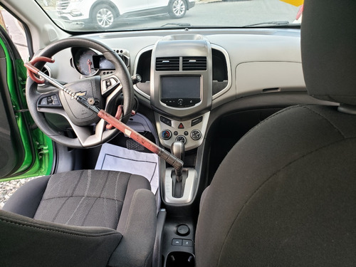 Imagen 2 de 7 de Chevrolet Sonic 2016 Verde