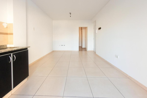 Imagen 3 de 16 de Venta-caseros Centro-departamento De 2 Ambientes Con Cochera Fija, Cubierta Y Balcón.