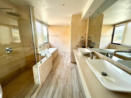 Venta De Espectacular Casa En Hacienda Chacabuco 5 Dorm.