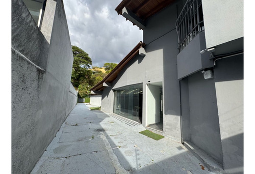 Se Vende Casa Comercial 297m2 Chuao 3134