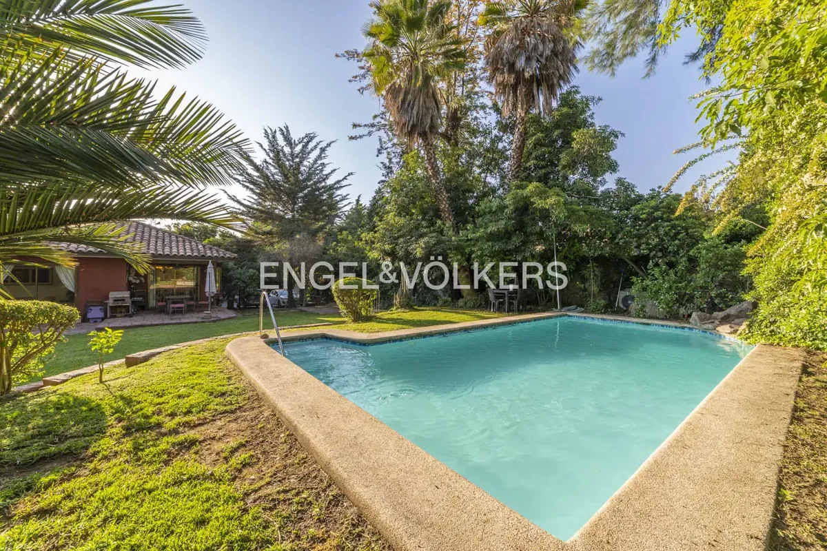 Imagen 5 de 28 de Gran Casa Estilo Chileno Y Hermoso Jardín