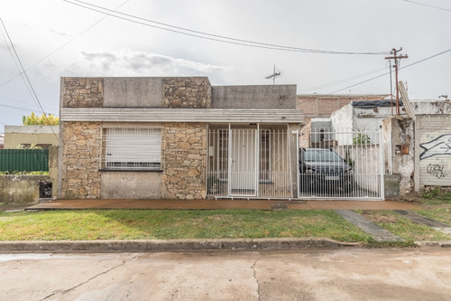 Casa En Venta En Berazategui 3 Dormitorios Y Cochera