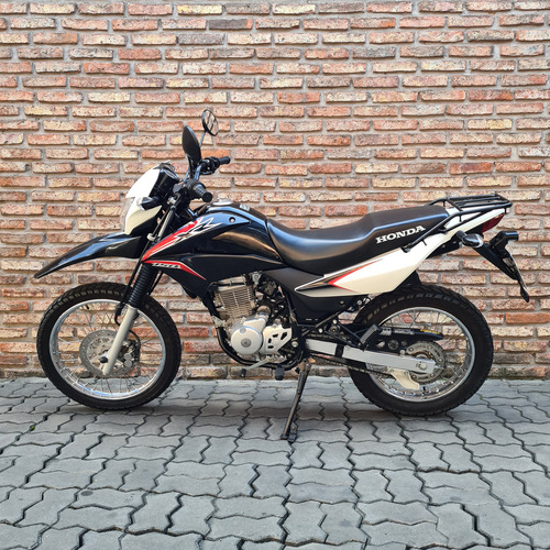 Honda Xr150l 2017 Color Negro En Exelente Estado.