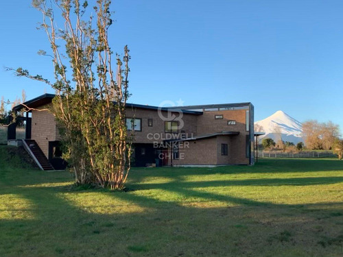 Acceso Al Lago Y Vista Al Volcán, Puerto Varas