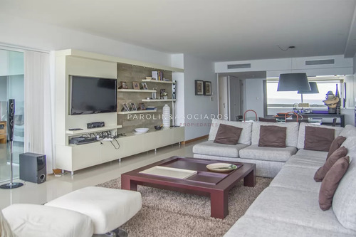 Apartamento En Venta De 3 Dormitorios En Tiburon, Playa Brava Punta Del Este.